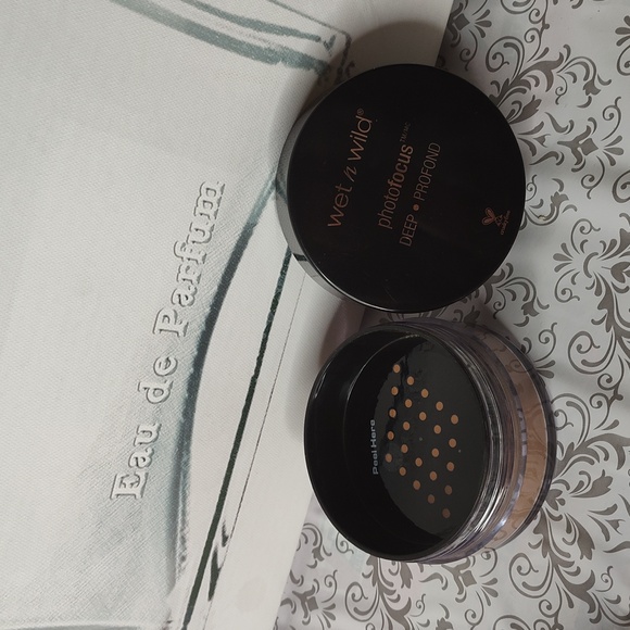 Wet n Wild Photofocus Loose Setting Powder 522B Deep Profond 0.70 oz - Picture 3 of 4